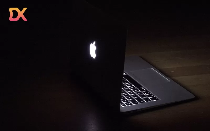 Logo Apple phát sáng là một đặc trưng của MacBook